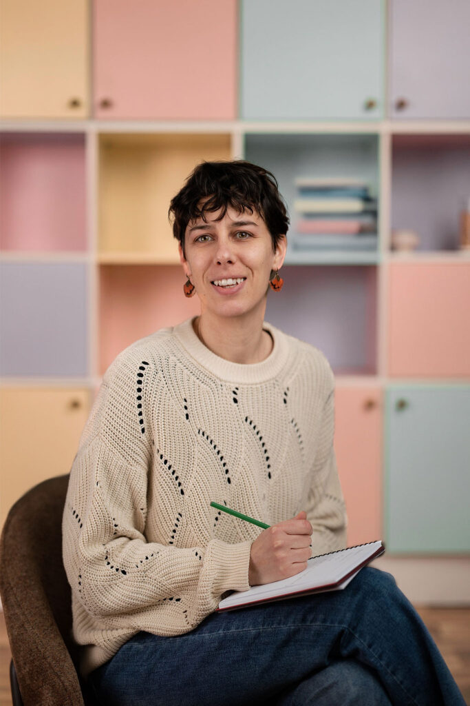 Mélimél'ho à l'écoute d'une cliente et prenant des notes.