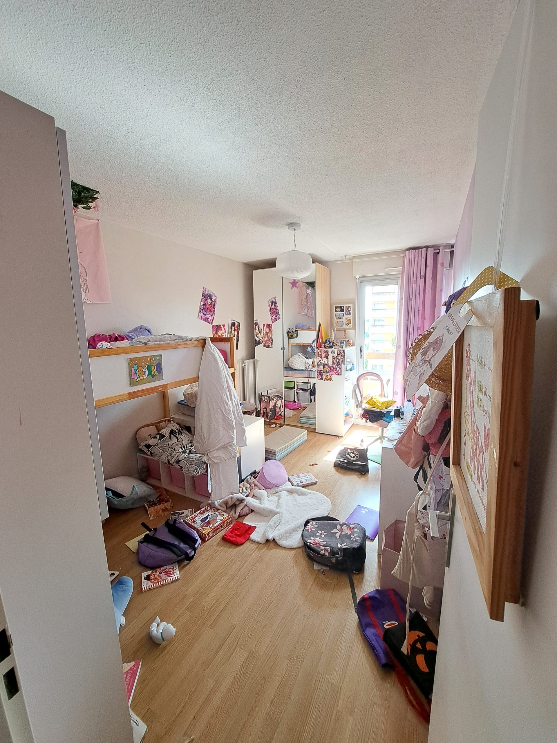 Chambre encombrée avant désencombrement et optimisation des espaces par Mélimél’ho à Lyon