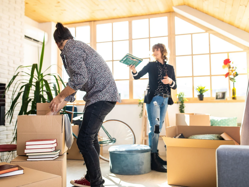 Salon en cours de tri avec une home-organiser à Lyon, accompagnement personnalisé et sans-jugement