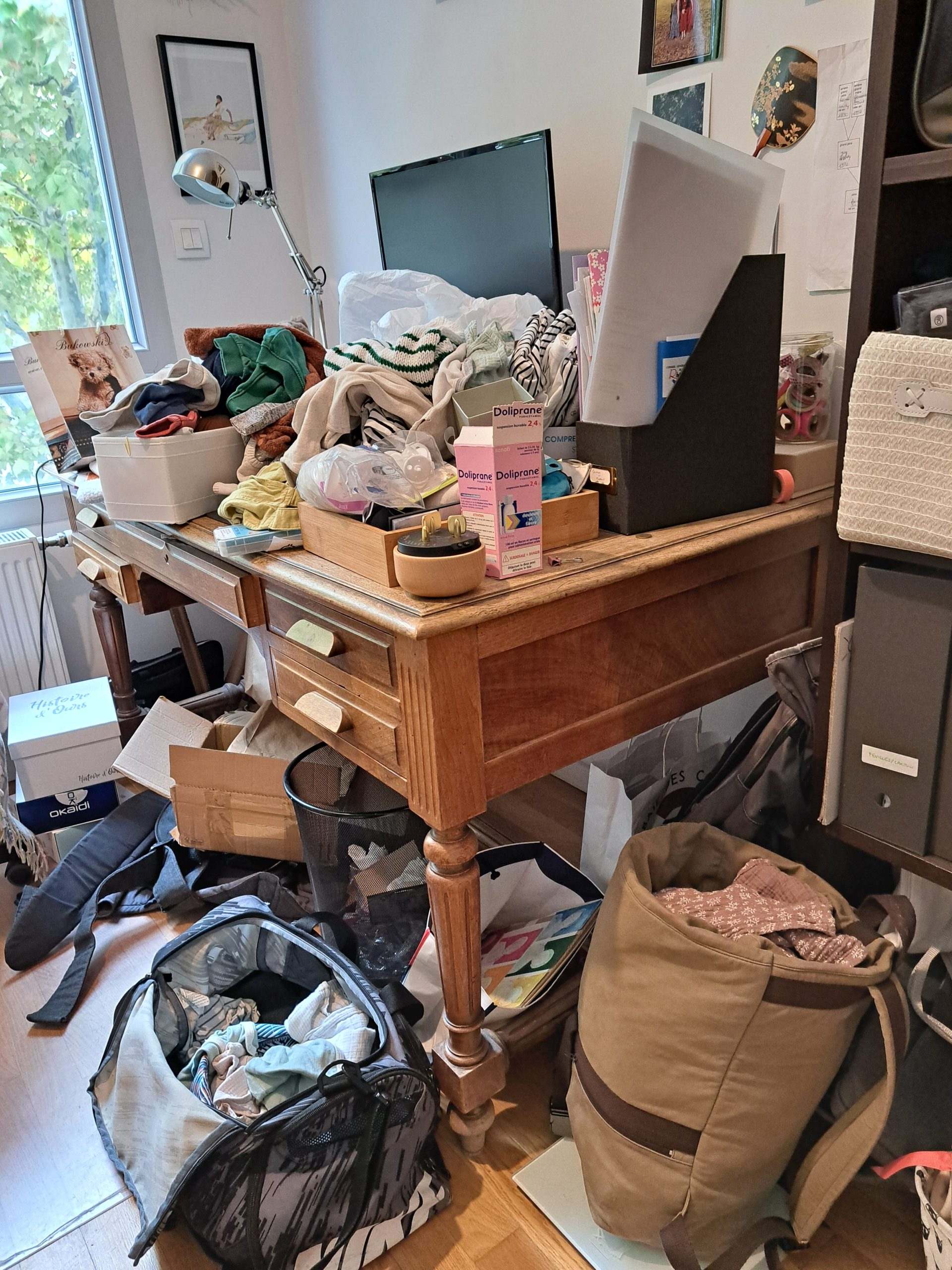 bureau encombré avant une intervention de home-organising à Villeurbanne